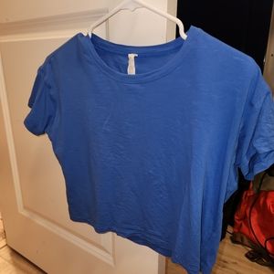 Cropped lululemon tshirt
